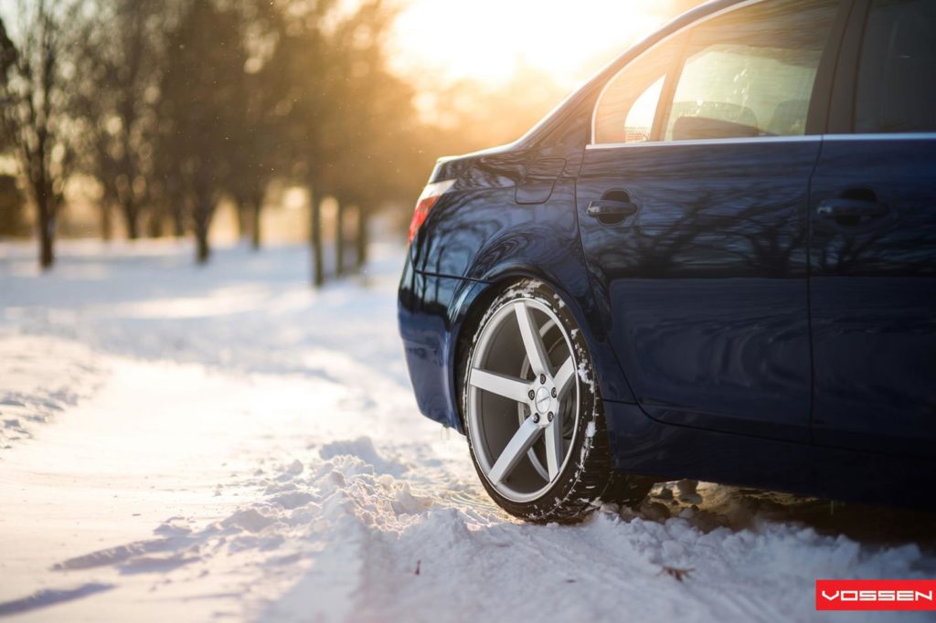 Winterreifen 2017: Dem BMW 5 Series stehen die extra konkaven Alufelgen auch im Winter hervorragend. Dank spezieller Lackierung haben Streusalz und Schnee keine Chance.