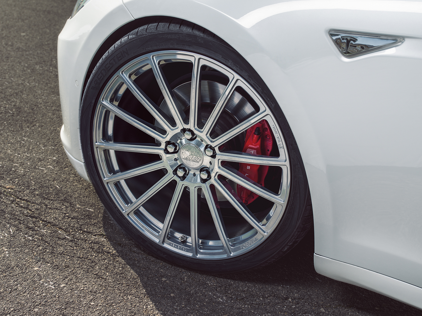 Sommerreifen kaufen Tipps - Kompletträder, Reifen inklusive Felgen für den Sommer bestellen - AEZ Steam forged Tesla Modell S