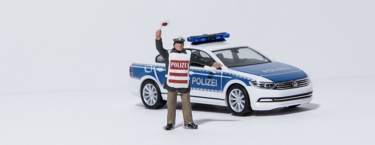Fahrzeugschein Erklärung Polizeiauto_Polizist_Polizei